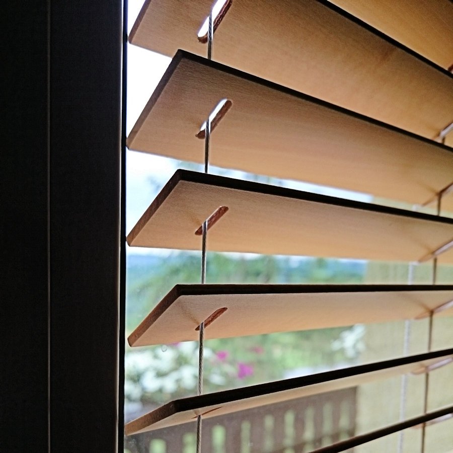 Żaluzje laminowane 25mm – Prowadzenie boczne w żaluzjach 25mm